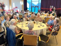 Bezoekers van De Vereeniging zingen luidkeels mee met het op maat geschreven lied